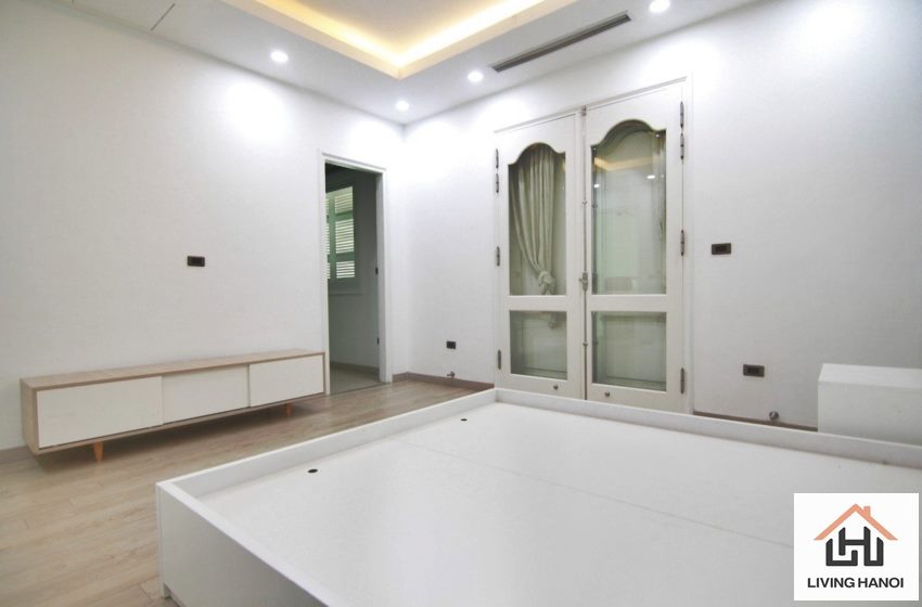 Bright 04 bedroom house for rent in Vinhomes Riverside, Long Bien, Hanoi Bright 04 bedroom house for rent in Vinhomes Riverside, Long Bien, Hanoi