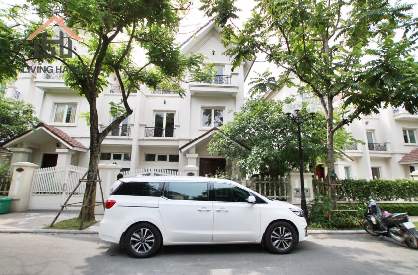 Budget 4 bedroom villa for rent in Vinhomes Riverside, Hanoi Budget 4 bedroom villa for rent in Vinhomes Riverside, Hanoi