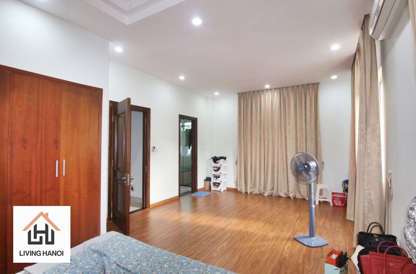Fully-furnished 04 bedroom house for rent in Vinhomes Riverside, Long Bien Fully-furnished 04 bedroom house for rent in Vinhomes Riverside, Long Bien