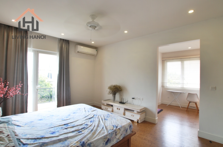Fully-furnished house with lakeview for rent in Vinhomes Riverside, Hanoi Fully-furnished house with lakeview for rent in Vinhomes Riverside, Hanoi