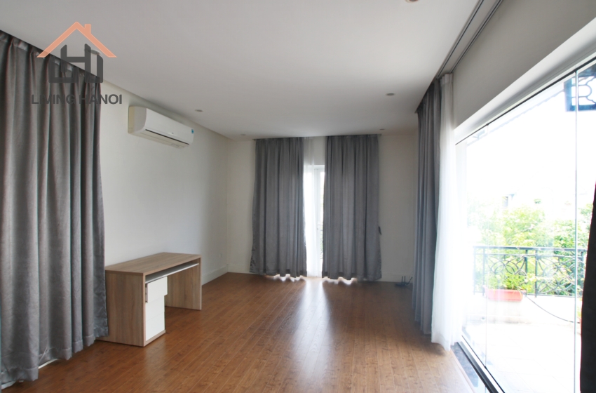 Fully-furnished house with lakeview for rent in Vinhomes Riverside, Hanoi Fully-furnished house with lakeview for rent in Vinhomes Riverside, Hanoi