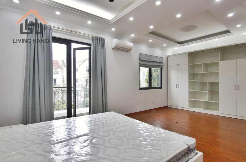 Nice and bright villa with lake view for rent in Vinhome Riverside, Hanoi Nice and bright villa with lake view for rent in Vinhome Riverside, Hanoi