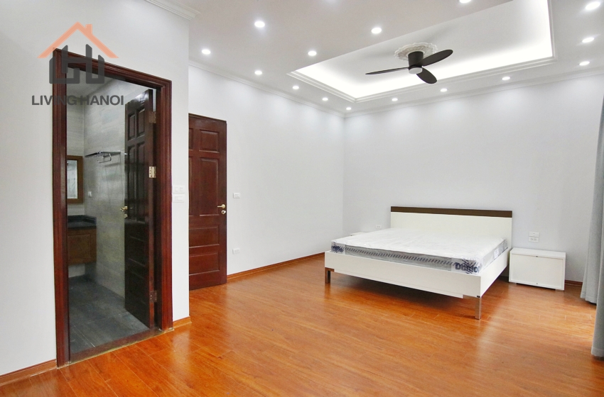Nice and bright villa with lake view for rent in Vinhome Riverside, Hanoi Nice and bright villa with lake view for rent in Vinhome Riverside, Hanoi