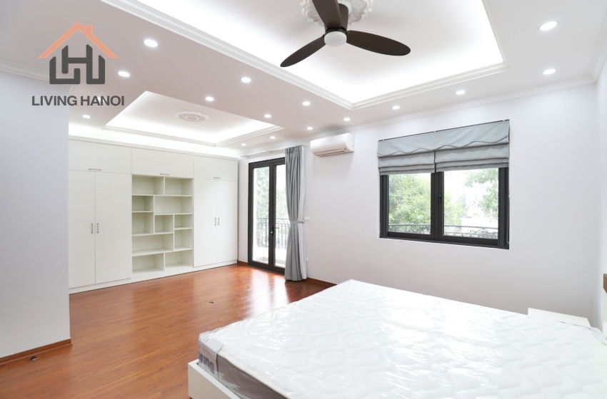 Nice and bright villa with lake view for rent in Vinhome Riverside, Hanoi Nice and bright villa with lake view for rent in Vinhome Riverside, Hanoi