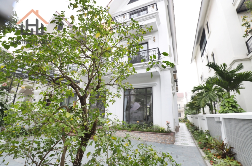 Nice and bright villa with lake view for rent in Vinhome Riverside, Hanoi Nice and bright villa with lake view for rent in Vinhome Riverside, Hanoi