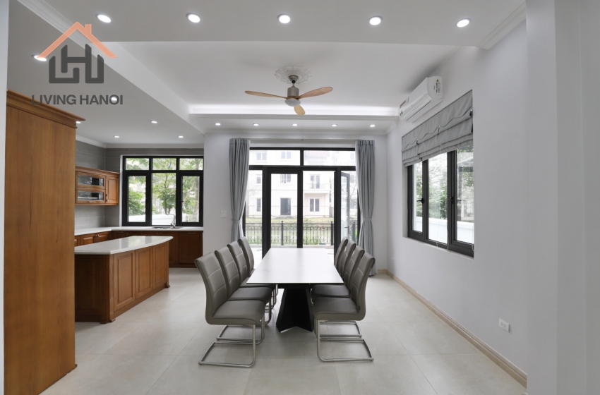Nice and bright villa with lake view for rent in Vinhome Riverside, Hanoi Nice and bright villa with lake view for rent in Vinhome Riverside, Hanoi