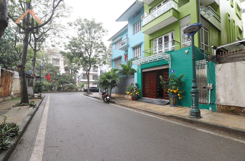 Renovated 5 bedroom apartment for rent in Tay Ho Renovated 5 bedroom apartment for rent in Tay Ho