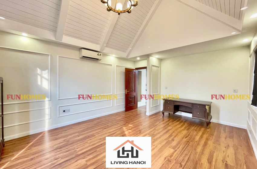 Spacious house with big yard in Vinhomes Riverside, Long Bien, Hanoi Spacious house with big yard in Vinhomes Riverside, Long Bien, Hanoi