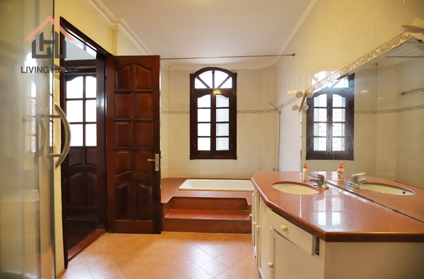 Villa with 5 bedroom and swimming pool for rent in Tay Ho, Ha Noi Villa with 5 bedroom and swimming pool for rent in Tay Ho, Ha Noi