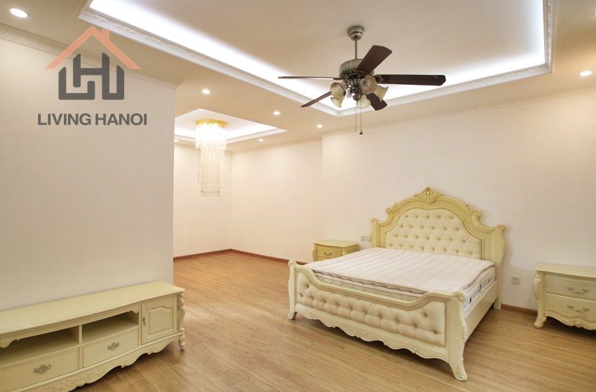 VINHOMES RIVERSIDE – Lake view villa with big yard and terrace area available for rent VINHOMES RIVERSIDE – Lake view villa with big yard and terrace area available for rent