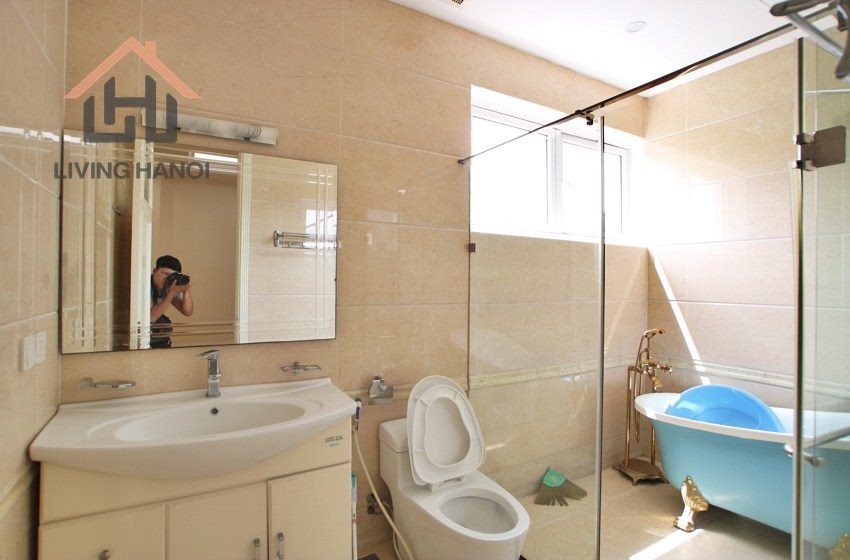 VINHOMES RIVERSIDE – Lake view villa with big yard and terrace area available for rent VINHOMES RIVERSIDE – Lake view villa with big yard and terrace area available for rent
