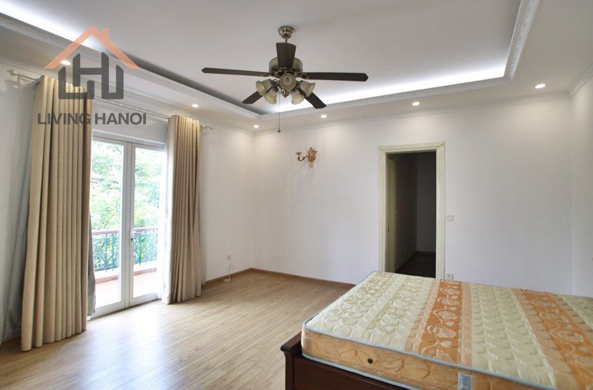 VINHOMES RIVERSIDE – Lake view villa with big yard and terrace area available for rent VINHOMES RIVERSIDE – Lake view villa with big yard and terrace area available for rent