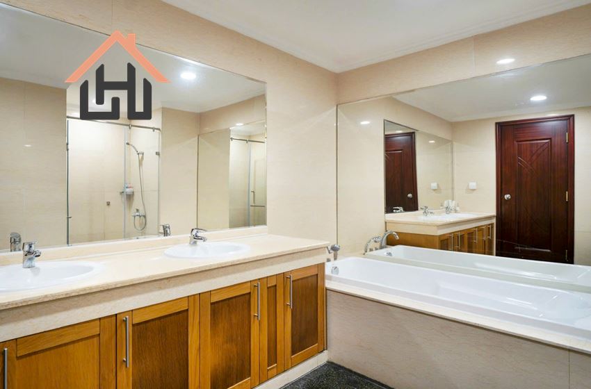Bright 3 bedroom condominium for rent in Royal City, Hanoi