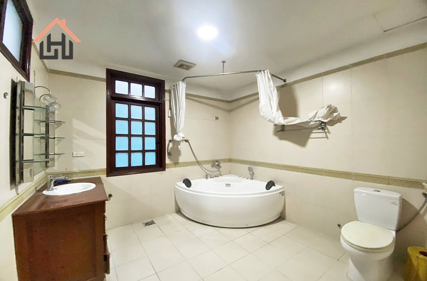 Spacious 5 bedroom villa with a swimming pool in Tay Ho, Hanoi