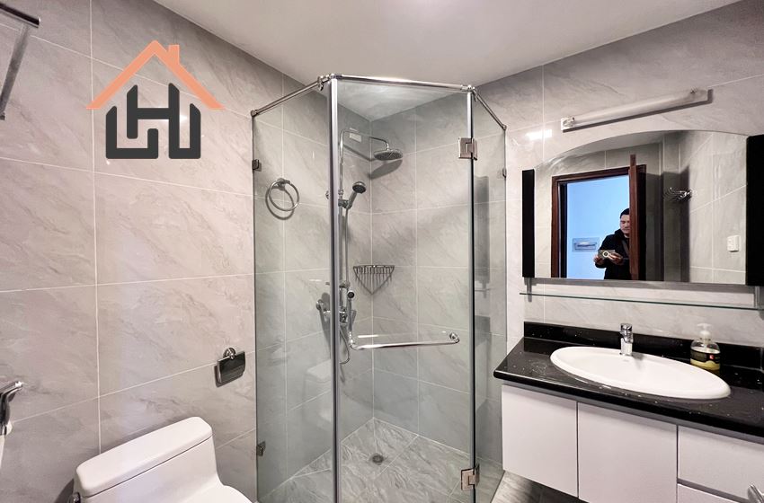 2-Bedroom Apartment on High Floor with Stunning Truc Bach Lake View, Hanoi