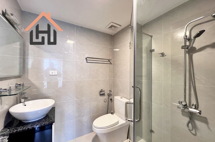 2-Bedroom Apartment on High Floor with Stunning Truc Bach Lake View, Hanoi