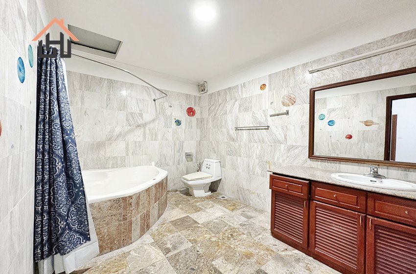 Spacious 4 bedroom house for rent in Tay Ho, Hanoi