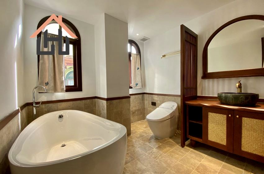 Good quality 3 bedroom apartment with balcony for rent in Tay Ho, Hanoi