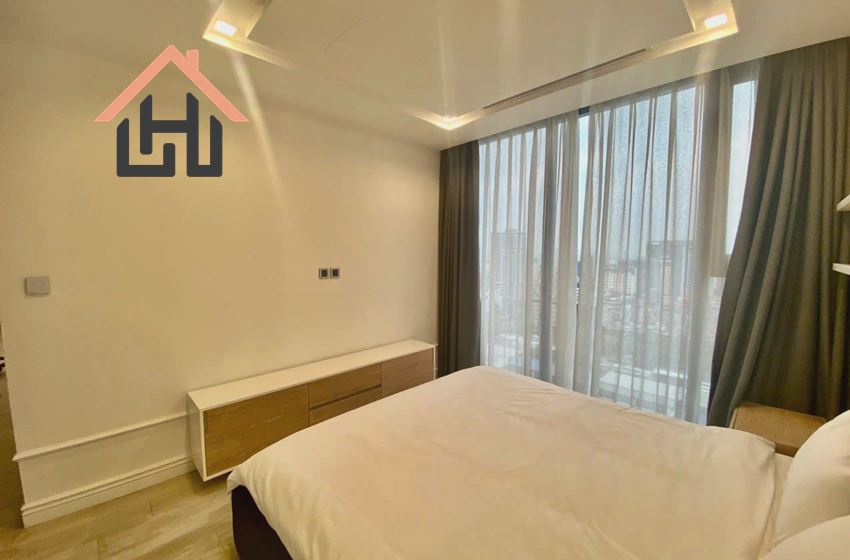 Modern High-Floor 2-Bedroom Apartment, Vinhomes Metropolis, Hanoi