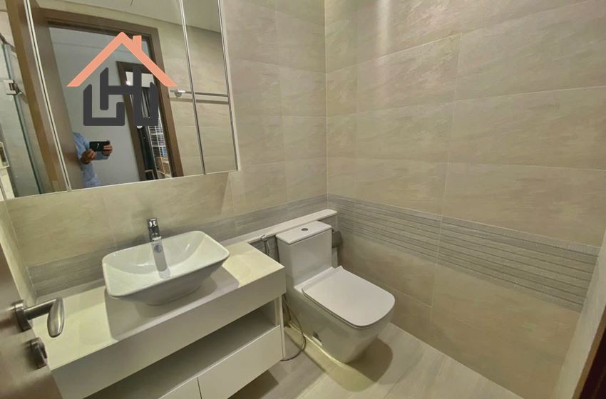 Modern High-Floor 2-Bedroom Apartment, Vinhomes Metropolis, Hanoi