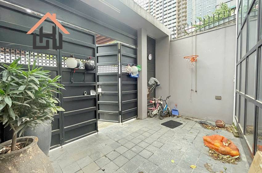 3-Bedroom House in Dang Thai Mai – Balcony & Private Yard